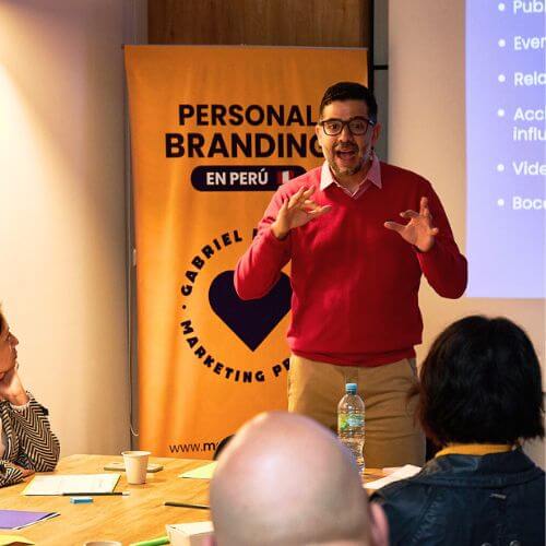 Gabriel Patrizzi facilitando un taller de Personal Branding en Perú, con participantes aprendiendo sobre marca personal y estrategia de visibilidad