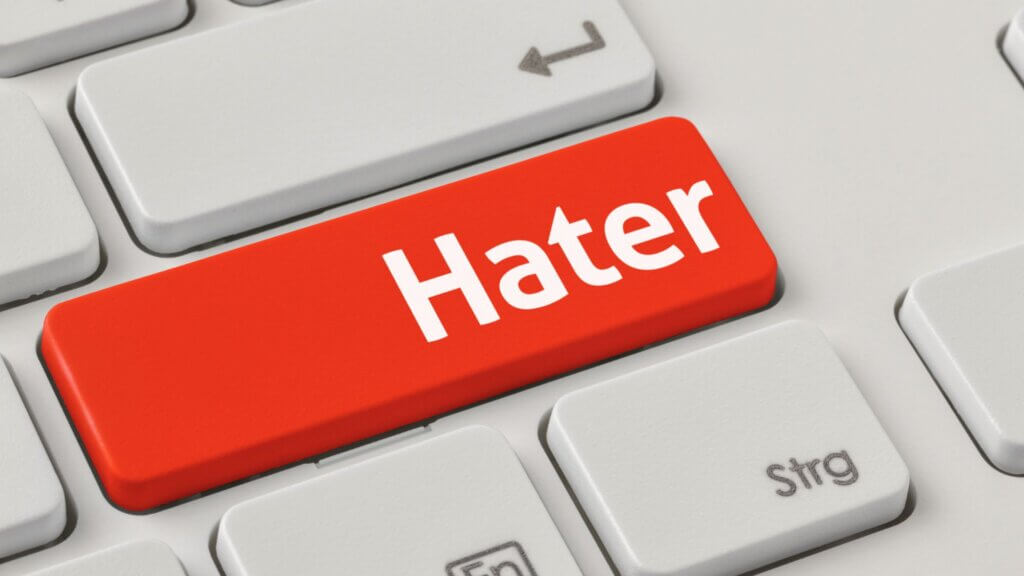 Tecla roja de un teclado de computadora con la palabra Hater escrita en blanco, representando el odio y las críticas en internet.