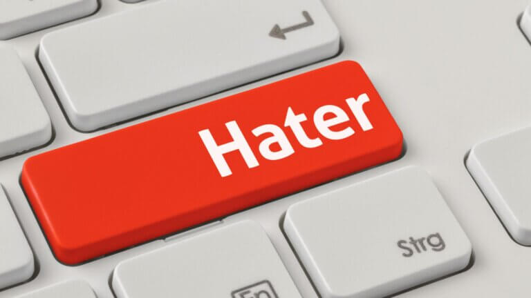 Tecla roja de un teclado de computadora con la palabra Hater escrita en blanco, representando el odio y las críticas en internet.