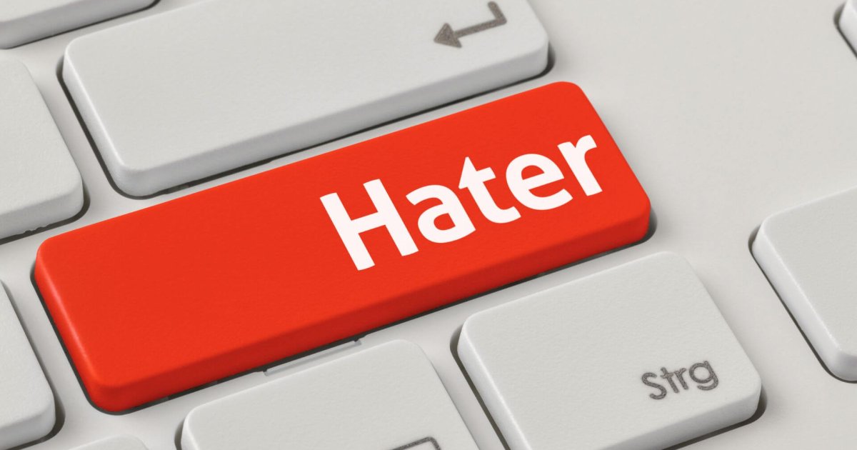 Tecla roja de un teclado de computadora con la palabra Hater escrita en blanco, representando el odio y las críticas en internet.